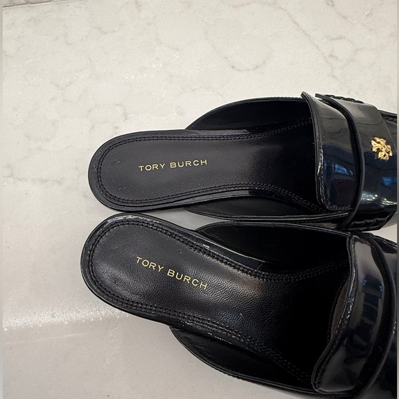 NWOB TORY BURCH PATENT LEATHER MULES BLACK GOLD POINT TOE SLIP ON 5 - Picture 3 of 4